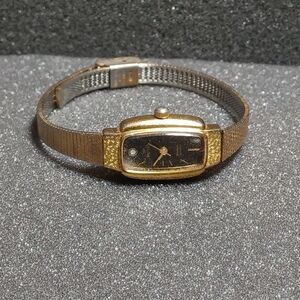 Vintage Waltham diamond quartz Ladies goldtone wristwatch Working New Battery sh